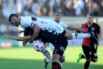 Buenos Aires, Argentina.- In the photos taken on January 29, 2023, during the match between Platense and Newell's Old Boys de Rosario in the First Division Professional Football League (LPF), at the Vicente López stadium. Platense and Newell's, tied this Sunday 2-2, concluding with a fair division of points, also marking the debut of Martín Palermo, as Platense's coach, and Gabriel Heinze, as Newell's manager.