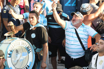 Avellaneda, Argentina.- En las fotos tomadas el 29 de enero del 2023, durante el encuentro entre Racing y Belgrano en el estadio Presidente Perón, por la primera jornada de la Liga Profesional de Fútbol. Racing Club igualó este domingo sin goles ante Belgrano de Córdoba. El partido estuvo a punto de jugarse a puertas cerradas, por decisión del Ministerio de Seguridad bonaerense, a partir de la creciente interna en la barra brava racinguista. Sin embargo, la gestión de las autoridades de la entidad de Avellaneda con sus pares de la Provincia modificaron la postura inicial y el cotejo contó con la asistencia de los socios de Racing.