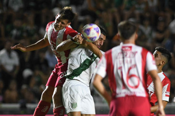 Buenos Aires, Argentina.- En las fotos tomadas el 30 de enero del 2023, durante el encuentro entre Banfield y Unión de Santa Fe, en el cierre de la primera fecha de la Liga Profesional de Fútbol (LPF), en el estadio Florencio Sola. Banfield y Unión empataron sin goles. Banfield finalizó el partido en inferioridad numérica por la expulsión del volante Alejandro Cabrera a los 39 minutos del segundo tiempo tras recibir al segunda tarjeta amarilla por la simulación de un penal.