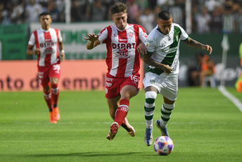 Buenos Aires, Argentina.- In the photos taken on January 30, 2023, during the match between Banfield and Unión de Santa Fe, at the close of the first date of the Professional Football League (LPF), at the Florencio Sola stadium . Banfield and Unión tied without goals. Banfield ended the match in numerical inferiority due to the expulsion of midfielder Alejandro Cabrera 39 minutes into the second half after receiving the second yellow card for the simulation of a penalty.