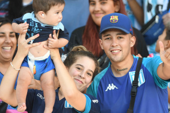 Avellaneda, Argentina.- En las fotos tomadas el 29 de enero del 2023, durante el encuentro entre Racing y Belgrano en el estadio Presidente Perón, por la primera jornada de la Liga Profesional de Fútbol. Racing Club igualó este domingo sin goles ante Belgrano de Córdoba. El partido estuvo a punto de jugarse a puertas cerradas, por decisión del Ministerio de Seguridad bonaerense, a partir de la creciente interna en la barra brava racinguista. Sin embargo, la gestión de las autoridades de la entidad de Avellaneda con sus pares de la Provincia modificaron la postura inicial y el cotejo contó con la asistencia de los socios de Racing.