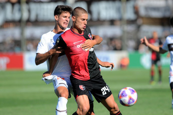 Buenos Aires, Argentina.- In the photos taken on January 29, 2023, during the match between Platense and Newell's Old Boys de Rosario in the First Division Professional Football League (LPF), at the Vicente López stadium. Platense and Newell's, tied this Sunday 2-2, concluding with a fair division of points, also marking the debut of Martín Palermo, as Platense's coach, and Gabriel Heinze, as Newell's manager.