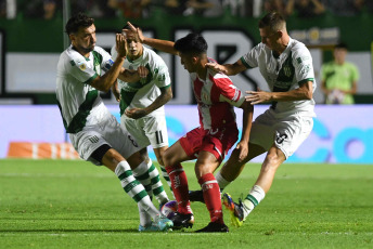 Buenos Aires, Argentina.- In the photos taken on January 30, 2023, during the match between Banfield and Unión de Santa Fe, at the close of the first date of the Professional Football League (LPF), at the Florencio Sola stadium . Banfield and Unión tied without goals. Banfield ended the match in numerical inferiority due to the expulsion of midfielder Alejandro Cabrera 39 minutes into the second half after receiving the second yellow card for the simulation of a penalty.