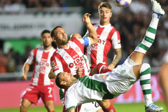 Buenos Aires, Argentina.- In the photos taken on January 30, 2023, during the match between Banfield and Unión de Santa Fe, at the close of the first date of the Professional Football League (LPF), at the Florencio Sola stadium . Banfield and Unión tied without goals. Banfield ended the match in numerical inferiority due to the expulsion of midfielder Alejandro Cabrera 39 minutes into the second half after receiving the second yellow card for the simulation of a penalty.