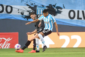 Avellaneda, Argentina.- En las fotos tomadas el 29 de enero del 2023, durante el encuentro entre Racing y Belgrano en el estadio Presidente Perón, por la primera jornada de la Liga Profesional de Fútbol. Racing Club igualó este domingo sin goles ante Belgrano de Córdoba. El partido estuvo a punto de jugarse a puertas cerradas, por decisión del Ministerio de Seguridad bonaerense, a partir de la creciente interna en la barra brava racinguista. Sin embargo, la gestión de las autoridades de la entidad de Avellaneda con sus pares de la Provincia modificaron la postura inicial y el cotejo contó con la asistencia de los socios de Racing.