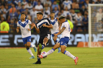 Buenos Aires, Argentina.- En las fotos tomadas el 30 de enero del 2023, durante el encuentro entre Vélez y Gimnasia en el estadio José Amalfitani de Liniers. Vélez se impuso 3-1 a Gimnasia y Esgrima de La Plata. Lucas Janson y Walter Bou sentenciaron la primera victoria del año del ‘Fortín’, mientras que Guillermo Enrique descontó la diferencia.