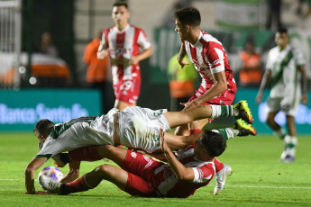 Buenos Aires, Argentina.- In the photos taken on January 30, 2023, during the match between Banfield and Unión de Santa Fe, at the close of the first date of the Professional Football League (LPF), at the Florencio Sola stadium . Banfield and Unión tied without goals. Banfield ended the match in numerical inferiority due to the expulsion of midfielder Alejandro Cabrera 39 minutes into the second half after receiving the second yellow card for the simulation of a penalty.