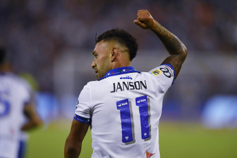 Buenos Aires, Argentina.- In the photos taken on January 30, 2023, during the match between Vélez and Gimnasia at the José Amalfitani de Liniers stadium. Vélez beat Gimnasia y Esgrima de La Plata 3-1. Lucas Janson and Walter Bou sealed the first victory of the year for 'Fortín', while Guillermo Enrique discounted the difference.