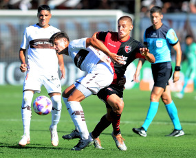 Buenos Aires, Argentina.- In the photos taken on January 29, 2023, during the match between Platense and Newell's Old Boys de Rosario in the First Division Professional Football League (LPF), at the Vicente López stadium. Platense and Newell's, tied this Sunday 2-2, concluding with a fair division of points, also marking the debut of Martín Palermo, as Platense's coach, and Gabriel Heinze, as Newell's manager.