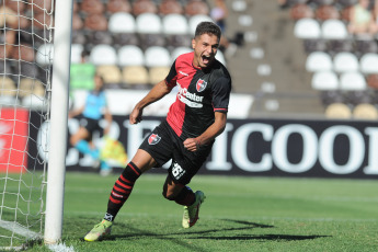 Buenos Aires, Argentina.- In the photos taken on January 29, 2023, during the match between Platense and Newell's Old Boys de Rosario in the First Division Professional Football League (LPF), at the Vicente López stadium. Platense and Newell's, tied this Sunday 2-2, concluding with a fair division of points, also marking the debut of Martín Palermo, as Platense's coach, and Gabriel Heinze, as Newell's manager.