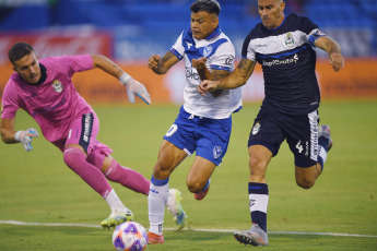 Buenos Aires, Argentina.- In the photos taken on January 30, 2023, during the match between Vélez and Gimnasia at the José Amalfitani de Liniers stadium. Vélez beat Gimnasia y Esgrima de La Plata 3-1. Lucas Janson and Walter Bou sealed the first victory of the year for 'Fortín', while Guillermo Enrique discounted the difference.