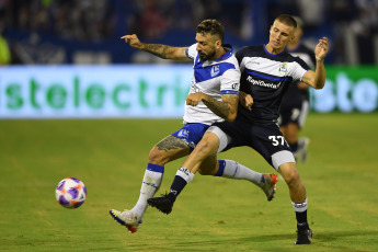 Buenos Aires, Argentina.- In the photos taken on January 30, 2023, during the match between Vélez and Gimnasia at the José Amalfitani de Liniers stadium. Vélez beat Gimnasia y Esgrima de La Plata 3-1. Lucas Janson and Walter Bou sealed the first victory of the year for 'Fortín', while Guillermo Enrique discounted the difference.