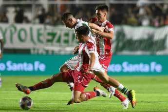 Buenos Aires, Argentina.- En las fotos tomadas el 30 de enero del 2023, durante el encuentro entre Banfield y Unión de Santa Fe, en el cierre de la primera fecha de la Liga Profesional de Fútbol (LPF), en el estadio Florencio Sola. Banfield y Unión empataron sin goles. Banfield finalizó el partido en inferioridad numérica por la expulsión del volante Alejandro Cabrera a los 39 minutos del segundo tiempo tras recibir al segunda tarjeta amarilla por la simulación de un penal.