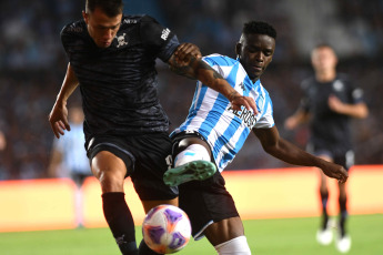 Avellaneda, Argentina.- En las fotos tomadas el 29 de enero del 2023, durante el encuentro entre Racing y Belgrano en el estadio Presidente Perón, por la primera jornada de la Liga Profesional de Fútbol. Racing Club igualó este domingo sin goles ante Belgrano de Córdoba. El partido estuvo a punto de jugarse a puertas cerradas, por decisión del Ministerio de Seguridad bonaerense, a partir de la creciente interna en la barra brava racinguista. Sin embargo, la gestión de las autoridades de la entidad de Avellaneda con sus pares de la Provincia modificaron la postura inicial y el cotejo contó con la asistencia de los socios de Racing.