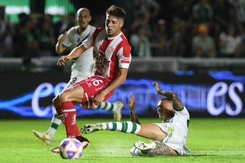 Buenos Aires, Argentina.- In the photos taken on January 30, 2023, during the match between Banfield and Unión de Santa Fe, at the close of the first date of the Professional Football League (LPF), at the Florencio Sola stadium . Banfield and Unión tied without goals. Banfield ended the match in numerical inferiority due to the expulsion of midfielder Alejandro Cabrera 39 minutes into the second half after receiving the second yellow card for the simulation of a penalty.