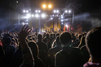 Bariloche, Argentina.- In the photos taken on January 29, 2023, the Uruguayan band No Te Va Gustar and the local reggae group Nonpalidece, animated the third date of the second edition of the Patagonia Picnic that brought together some 4,000 people in the Property of the Rural Society of Bariloche. An unprecedented cultural event for the area, attended by lovers of music, food and art.