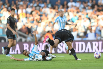 Avellaneda, Argentina.- En las fotos tomadas el 29 de enero del 2023, durante el encuentro entre Racing y Belgrano en el estadio Presidente Perón, por la primera jornada de la Liga Profesional de Fútbol. Racing Club igualó este domingo sin goles ante Belgrano de Córdoba. El partido estuvo a punto de jugarse a puertas cerradas, por decisión del Ministerio de Seguridad bonaerense, a partir de la creciente interna en la barra brava racinguista. Sin embargo, la gestión de las autoridades de la entidad de Avellaneda con sus pares de la Provincia modificaron la postura inicial y el cotejo contó con la asistencia de los socios de Racing.