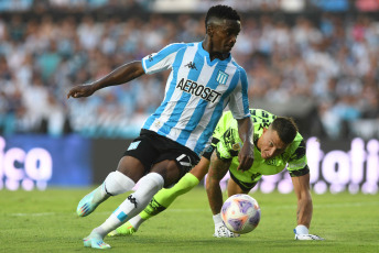 Avellaneda, Argentina.- En las fotos tomadas el 29 de enero del 2023, durante el encuentro entre Racing y Belgrano en el estadio Presidente Perón, por la primera jornada de la Liga Profesional de Fútbol. Racing Club igualó este domingo sin goles ante Belgrano de Córdoba. El partido estuvo a punto de jugarse a puertas cerradas, por decisión del Ministerio de Seguridad bonaerense, a partir de la creciente interna en la barra brava racinguista. Sin embargo, la gestión de las autoridades de la entidad de Avellaneda con sus pares de la Provincia modificaron la postura inicial y el cotejo contó con la asistencia de los socios de Racing.