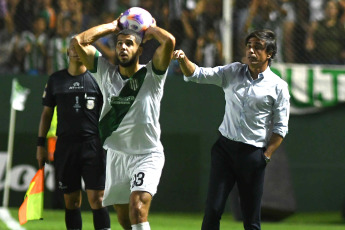 Buenos Aires, Argentina.- In the photos taken on January 30, 2023, during the match between Banfield and Unión de Santa Fe, at the close of the first date of the Professional Football League (LPF), at the Florencio Sola stadium . Banfield and Unión tied without goals. Banfield ended the match in numerical inferiority due to the expulsion of midfielder Alejandro Cabrera 39 minutes into the second half after receiving the second yellow card for the simulation of a penalty.