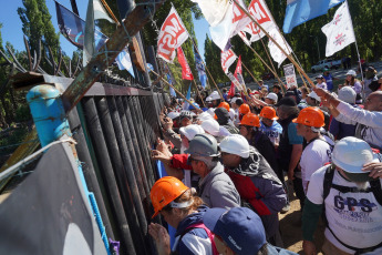 Río Negro, Argentina.- En las fotos tomadas el 1 de febrero del 2023, durante la “Marcha por la Soberanía del Lago Escondido”, en la provincia de Río Negro, que continuó su tercer día de manifestación y donde se registraron incidentes entre los militantes y la seguridad privada de la estancia de Joe Lewis, el empresario británico, dueño de la propiedad. Los manifestantes reclaman por séptimo año consecutivo que se cumpla con un fallo de la Cámara de Apelaciones de Bariloche que ordena abrir un camino público hacia espejo de agua.