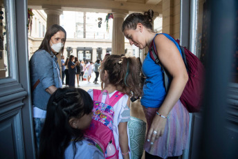 Buenos Aires, Argentina.- En las fotos tomadas el 27 de febrero del 2023, alumnos y alumnas del nivel inicial, primario y secundario de la Ciudad de Buenos Aires y de cinco provincias comenzaron el ciclo lectivo 2023. El resto de las jurisdicciones volverán a clases en los próximos días de la semana.