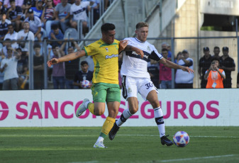 Buenos Aires, Argentina.- En las fotos tomadas el 6 de febrero del 2023, durante el encuentro entre Gimnasia y Esgrima La Plata contra Defensa y Justicia, en el partido correspondiente a la segunda fecha de la Liga Profesional que se jugó en el estadio Juan Carlos Zerillo. Defensa y Justicia, se impuso por 2 a 0 y sumó de a tres por primera vez en la Liga Profesional. Los goles los convirtieron Solari y Fernández, de penal.