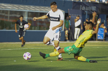 Buenos Aires, Argentina.- En las fotos tomadas el 6 de febrero del 2023, durante el encuentro entre Gimnasia y Esgrima La Plata contra Defensa y Justicia, en el partido correspondiente a la segunda fecha de la Liga Profesional que se jugó en el estadio Juan Carlos Zerillo. Defensa y Justicia, se impuso por 2 a 0 y sumó de a tres por primera vez en la Liga Profesional. Los goles los convirtieron Solari y Fernández, de penal.