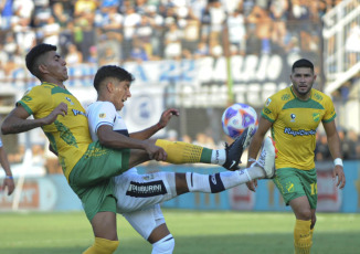 Buenos Aires, Argentina.- En las fotos tomadas el 6 de febrero del 2023, durante el encuentro entre Gimnasia y Esgrima La Plata contra Defensa y Justicia, en el partido correspondiente a la segunda fecha de la Liga Profesional que se jugó en el estadio Juan Carlos Zerillo. Defensa y Justicia, se impuso por 2 a 0 y sumó de a tres por primera vez en la Liga Profesional. Los goles los convirtieron Solari y Fernández, de penal.