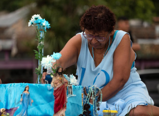 Buenos Aires, Argentina.-In the photos taken on February 2, 2023, people participate in the celebration of the festival of Iemanjá, Yoruba deity of water on the Quilmes riverside in Buenos Aires, Argentina. Devotees of this syncretic religion —which has a large presence in Brazil and Uruguay, as well as in other countries on the continent— come to the coast to ask for miracles or bring gifts to thank the goddess of the sea for her intercession, depositing the offerings on the shore so that Iemanjá can take them out to sea.