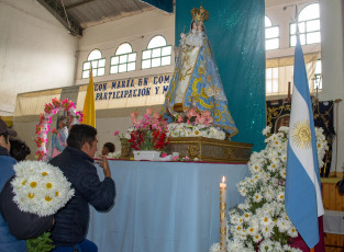 Jujuy, Argentina.- In the photos taken on February 2, 2023, the Virgin of Candelaria received the fervor of the faithful among bands of sikuris and processions in Jujuy, Argentina. The pilgrimage to honor the image of Mary, which has been taking place for 50 years, brought together devotees from the Quebrada de Humahuaca, the Puna of Jujuy and southern Bolivia, who enlivened a day where the sound of sikuris bands and the autochthonous dances were protagonists.