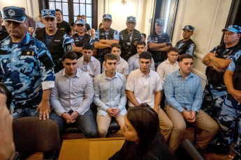 Dolores, Argentina.- En las fotos tomadas el 6 de febrero del 2023, las personas asisten al Tribunal Oral en lo Criminal 1 de la ciudad de Dolores donde se condenó a la pena de prisión perpetua a cinco de los ocho rugbiers acusados de matar a golpes a Fernando Báez Sosa, en la madrugada del 18 de enero de 2020 en la localidad balnearia de Villa Gesell, mientras que a los otros tres los consideró partícipes secundarios.