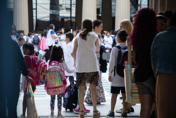 Buenos Aires, Argentina.- En las fotos tomadas el 27 de febrero del 2023, alumnos y alumnas del nivel inicial, primario y secundario de la Ciudad de Buenos Aires y de cinco provincias comenzaron el ciclo lectivo 2023. El resto de las jurisdicciones volverán a clases en los próximos días de la semana.