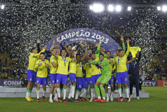 Bogotá, Colombia.- En las fotos tomadas el 12 de febrero del 2023, la selección de Brasil venció a Uruguay 2-0 en el estadio El Campín y se quedó con el título del Sudamericano juvenil. Brasil culminó el hexagonal con 13 puntos, seguida de Uruguay con 12, Colombia con 10, Ecuador con 4, Venezuela con 2 y Paraguay con uno.