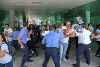 La Pampa, Argentina.- En las fotos tomadas el 2 de febrero del 2023, las personas protestan a la salida del Centro Judicial de Santa Rosa, donde se conoció el veredicto por el caso Lucio Dupuy, en el que Magdalena Espósito Valenti, progenitora del niño, y su novia, Abigail Páez, fueron declaradas penalmente responsables por homicidio. La pena se conocerá en otra audiencia, aunque los agravantes indican que recibirán prisión perpetua.