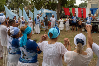 Buenos Aires, Argentina.-En las fotos tomadas el 2 de febrero del 2023, las personas participan de la celebración de la festividad de Iemanjá, deidad Yoruba del agua en la ribera de Quilmes en Buenos Aires, Argentina. Los devotos de esta religión sincrética —que cuenta con gran presencia en Brasil y Uruguay, así como en otros países del continente— se acercan a la costa para pedir por milagros o llevarle regalos para agradecer por su intercesión a la diosa del mar, depositando las ofrendas en la orilla para que Iemanjá las lleve mar adentro.