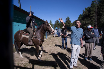 Río Negro, Argentina.- In the photos taken on February 1, 2023, during the "March for the Sovereignty of Lago Escondido", in the province of Río Negro, which continued its third day of demonstration and where incidents were recorded between the militants and private security from the stay of Joe Lewis, the British businessman who owns the property. The protesters demand for the seventh consecutive year that a ruling by the Bariloche Court of Appeals that orders the opening of a public road to the water mirror be complied with.