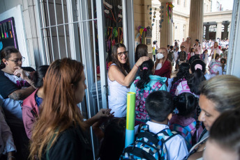 Buenos Aires, Argentina.- En las fotos tomadas el 27 de febrero del 2023, alumnos y alumnas del nivel inicial, primario y secundario de la Ciudad de Buenos Aires y de cinco provincias comenzaron el ciclo lectivo 2023. El resto de las jurisdicciones volverán a clases en los próximos días de la semana.