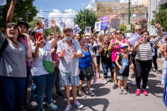 Dolores, Argentina.- En las fotos tomadas el 6 de febrero del 2023, las personas asisten al Tribunal Oral en lo Criminal 1 de la ciudad de Dolores donde se condenó a la pena de prisión perpetua a cinco de los ocho rugbiers acusados de matar a golpes a Fernando Báez Sosa, en la madrugada del 18 de enero de 2020 en la localidad balnearia de Villa Gesell, mientras que a los otros tres los consideró partícipes secundarios.