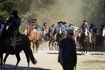 Río Negro, Argentina.- En las fotos tomadas el 1 de febrero del 2023, durante la “Marcha por la Soberanía del Lago Escondido”, en la provincia de Río Negro, que continuó su tercer día de manifestación y donde se registraron incidentes entre los militantes y la seguridad privada de la estancia de Joe Lewis, el empresario británico, dueño de la propiedad. Los manifestantes reclaman por séptimo año consecutivo que se cumpla con un fallo de la Cámara de Apelaciones de Bariloche que ordena abrir un camino público hacia espejo de agua.