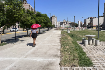 Buenos Aires, Argentina.- In the photos taken on February 12, 2023, it shows the streets of Buenos Aires in the middle of a heat wave that is going through the country. This Sunday at 4:00 p.m. (local time) a temperature of 38.1 degrees Celsius was recorded in Buenos Aires, being the highest during the month of February since 1961, reported the National Meteorological Service (SMN) of Argentina. "This is the highest temperature recorded in February for the City of Buenos Aires since 1961. We also had the warmest night in the last 60 years," the SMN said.