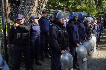 Río Negro, Argentina.- En las fotos tomadas el 1 de febrero del 2023, durante la “Marcha por la Soberanía del Lago Escondido”, en la provincia de Río Negro, que continuó su tercer día de manifestación y donde se registraron incidentes entre los militantes y la seguridad privada de la estancia de Joe Lewis, el empresario británico, dueño de la propiedad. Los manifestantes reclaman por séptimo año consecutivo que se cumpla con un fallo de la Cámara de Apelaciones de Bariloche que ordena abrir un camino público hacia espejo de agua.