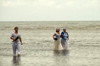 Buenos Aires, Argentina.-En las fotos tomadas el 2 de febrero del 2023, las personas participan de la celebración de la festividad de Iemanjá, deidad Yoruba del agua en la ribera de Quilmes en Buenos Aires, Argentina. Los devotos de esta religión sincrética —que cuenta con gran presencia en Brasil y Uruguay, así como en otros países del continente— se acercan a la costa para pedir por milagros o llevarle regalos para agradecer por su intercesión a la diosa del mar, depositando las ofrendas en la orilla para que Iemanjá las lleve mar adentro.