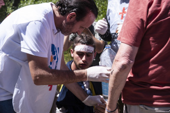 Río Negro, Argentina.- En las fotos tomadas el 1 de febrero del 2023, durante la “Marcha por la Soberanía del Lago Escondido”, en la provincia de Río Negro, que continuó su tercer día de manifestación y donde se registraron incidentes entre los militantes y la seguridad privada de la estancia de Joe Lewis, el empresario británico, dueño de la propiedad. Los manifestantes reclaman por séptimo año consecutivo que se cumpla con un fallo de la Cámara de Apelaciones de Bariloche que ordena abrir un camino público hacia espejo de agua.