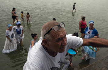 Buenos Aires, Argentina.-En las fotos tomadas el 2 de febrero del 2023, las personas participan de la celebración de la festividad de Iemanjá, deidad Yoruba del agua en la ribera de Quilmes en Buenos Aires, Argentina. Los devotos de esta religión sincrética —que cuenta con gran presencia en Brasil y Uruguay, así como en otros países del continente— se acercan a la costa para pedir por milagros o llevarle regalos para agradecer por su intercesión a la diosa del mar, depositando las ofrendas en la orilla para que Iemanjá las lleve mar adentro.