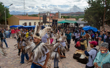 Jujuy, Argentina.- En las fotos tomadas el 2 de febrero del 2023, la Virgen de la Candelaria recibió el fervor de los fieles entre bandas de sikuris y procesiones en Jujuy, Argentina. La peregrinación para honrar a la imagen de María, que se realiza desde hace 50 años, convocó a devotos de la Quebrada de Humahuaca, de la Puna jujeña y del sur de Bolivia, quienes animaron una jornada donde el sonido de las bandas de sikuris y las danzas autóctonas fueron protagonistas.