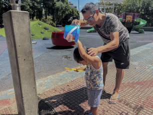 Buenos Aires, Argentina.- In the photos taken on February 12, 2023, it shows the streets of Buenos Aires in the middle of a heat wave that is going through the country. This Sunday at 4:00 p.m. (local time) a temperature of 38.1 degrees Celsius was recorded in Buenos Aires, being the highest during the month of February since 1961, reported the National Meteorological Service (SMN) of Argentina. "This is the highest temperature recorded in February for the City of Buenos Aires since 1961. We also had the warmest night in the last 60 years," the SMN said.