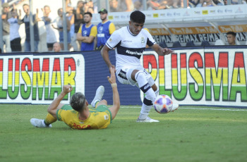 Buenos Aires, Argentina.- En las fotos tomadas el 6 de febrero del 2023, durante el encuentro entre Gimnasia y Esgrima La Plata contra Defensa y Justicia, en el partido correspondiente a la segunda fecha de la Liga Profesional que se jugó en el estadio Juan Carlos Zerillo. Defensa y Justicia, se impuso por 2 a 0 y sumó de a tres por primera vez en la Liga Profesional. Los goles los convirtieron Solari y Fernández, de penal.