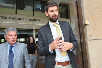 Buenos Aires, Argentina.- En las fotos tomadas el 2 de febrero del 2023, los abogados de Cristina, Juan Manuel Ubeira y Marcos Aldazabal, durante la última recusación presentada por la querella de la vicepresidenta Cristina Fernández de Kirchner contra la jueza federal María Eugenia Capuchetti fue tratada, en una audiencia de manera presencial. Los abogados de la vicepresidenta Cristina Kirchner insistieron este jueves ante la Cámara Federal porteña en el apartamiento de la jueza María Eugenia Capuchetti de la investigación por el intento de magnicidio en su contra.