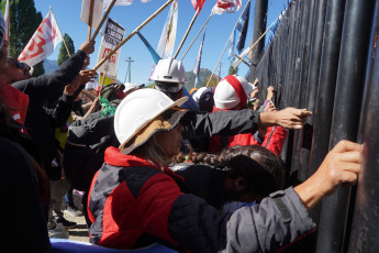 Río Negro, Argentina.- En las fotos tomadas el 1 de febrero del 2023, durante la “Marcha por la Soberanía del Lago Escondido”, en la provincia de Río Negro, que continuó su tercer día de manifestación y donde se registraron incidentes entre los militantes y la seguridad privada de la estancia de Joe Lewis, el empresario británico, dueño de la propiedad. Los manifestantes reclaman por séptimo año consecutivo que se cumpla con un fallo de la Cámara de Apelaciones de Bariloche que ordena abrir un camino público hacia espejo de agua.