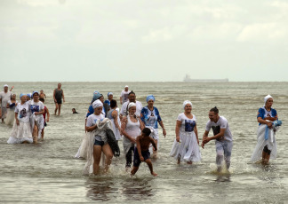 Buenos Aires, Argentina.-En las fotos tomadas el 2 de febrero del 2023, las personas participan de la celebración de la festividad de Iemanjá, deidad Yoruba del agua en la ribera de Quilmes en Buenos Aires, Argentina. Los devotos de esta religión sincrética —que cuenta con gran presencia en Brasil y Uruguay, así como en otros países del continente— se acercan a la costa para pedir por milagros o llevarle regalos para agradecer por su intercesión a la diosa del mar, depositando las ofrendas en la orilla para que Iemanjá las lleve mar adentro.